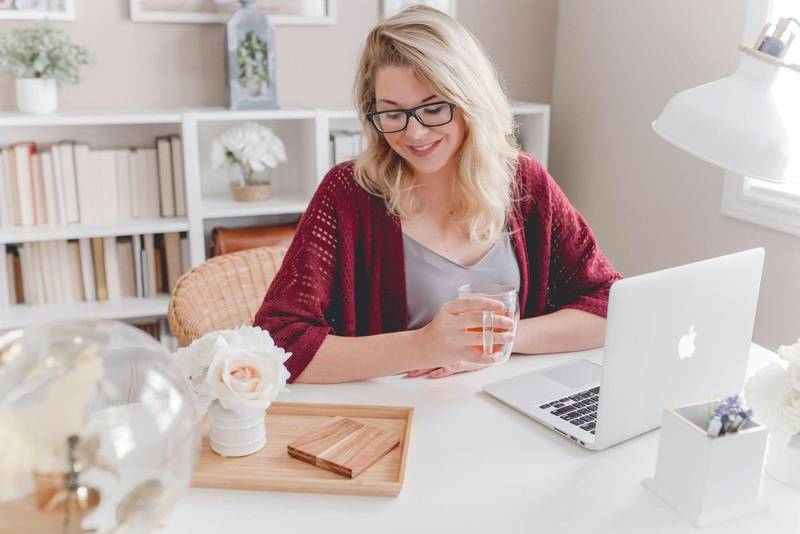 Femme souriante à son bureau
