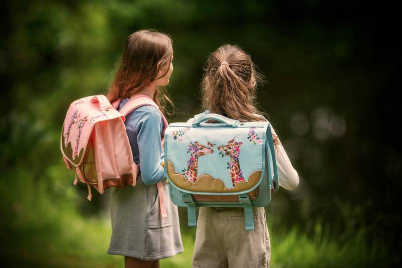 Deux écolières avec leur cartable
