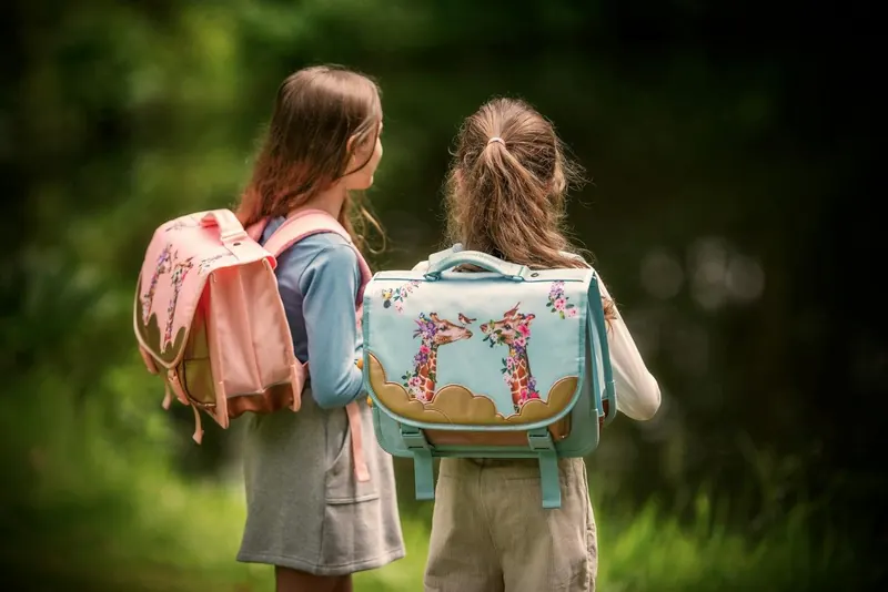 Deux écolières avec leur cartable sur le dos