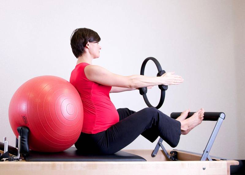 Femme enceinte faisant des exercices avec un ballon