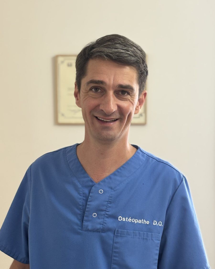 Guillaume Boutes, ostéopathe D.O, dans son cabinet à Balma